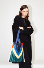 Cargar imagen en el visor de la galería, Bolso tote plisado MULTITUDES