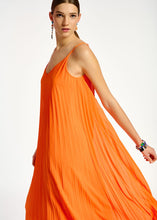 Cargar imagen en el visor de la galería, Vestido plisado ESSENTIEL