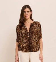 Cargar imagen en el visor de la galería, Blusa animal print FIVE
