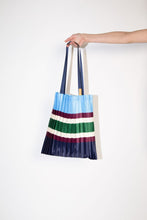 Cargar imagen en el visor de la galería, Bolso tote MULTITUDES
