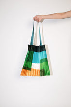 Cargar imagen en el visor de la galería, Bolso tote MULTITUDES
