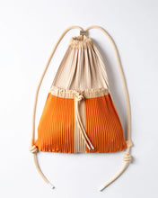 Cargar imagen en el visor de la galería, 🆕Mochila plisada MULTITUDES
