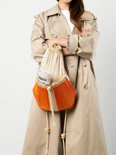 Cargar imagen en el visor de la galería, 🆕Mochila plisada MULTITUDES
