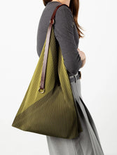 Cargar imagen en el visor de la galería, 🆕Bolso plisado asa piel MULTITUDES
