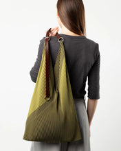 Cargar imagen en el visor de la galería, 🆕Bolso plisado asa piel MULTITUDES
