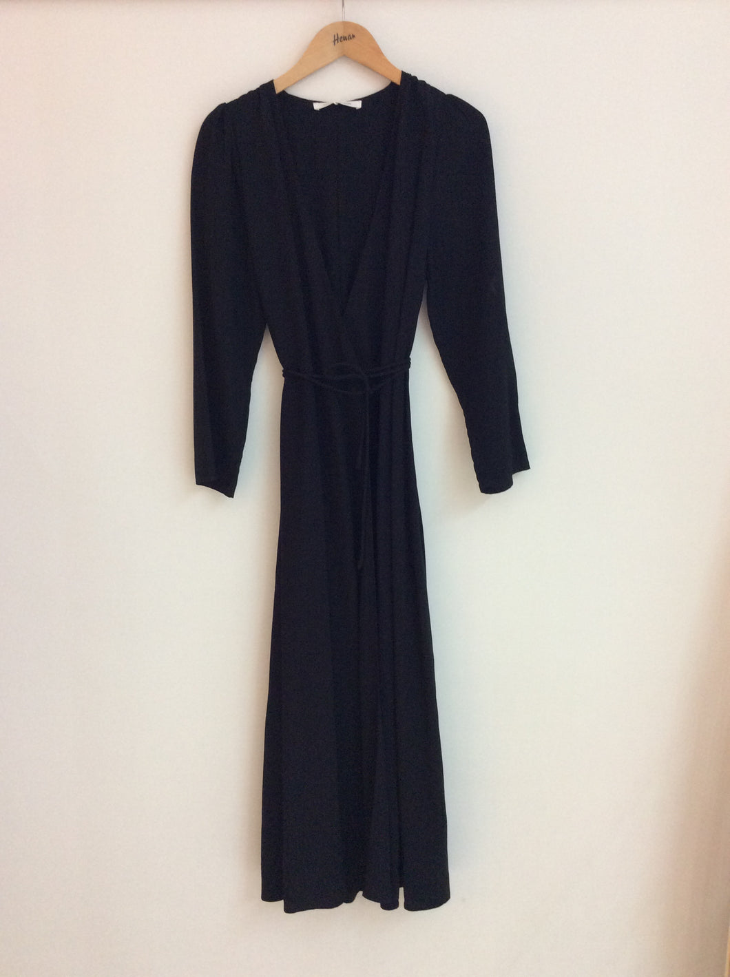 Vestido midi cruzado manga larga negro de SAMSOE SAMSOE