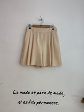 Cargar imagen en el visor de la galería, Bermudas corta pinzas beige de SAMSOE SAMSOE - La Tienda de Henar
