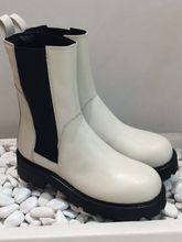 Cargar imagen en el visor de la galería, Bota corta elásticos VAGABOND - La Tienda de Henar
