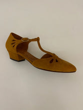 Cargar imagen en el visor de la galería, Zapato trabilla puntera ante color cuero de CHIE MIHARA - La Tienda de Henar
